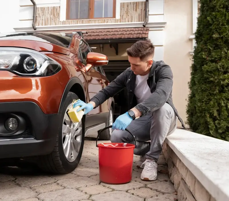 Lavage auto à domicile Saint-Julien-sur-Sarthe : professionnel intervenant sur un véhicule